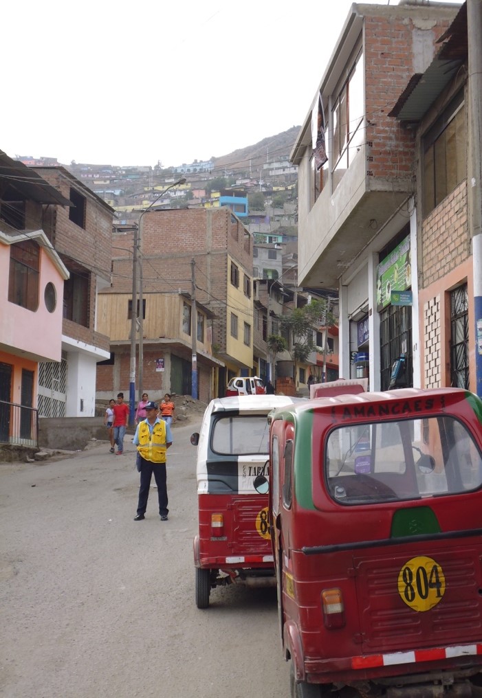 Mototaxis in Lima: an example of a successful coexistence between paratransit and official transportation 