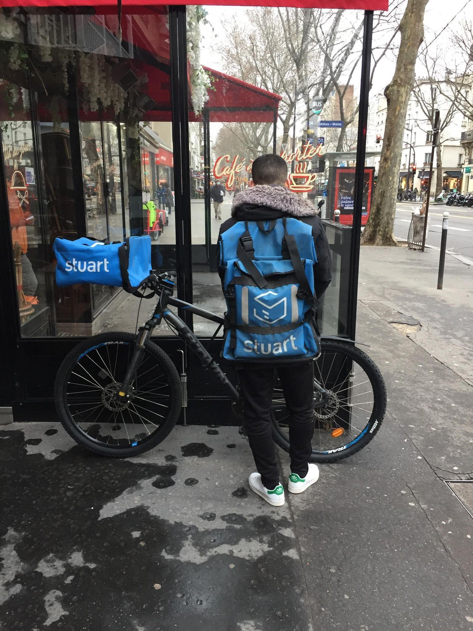 livreurs à vélo deliveroo uber eats