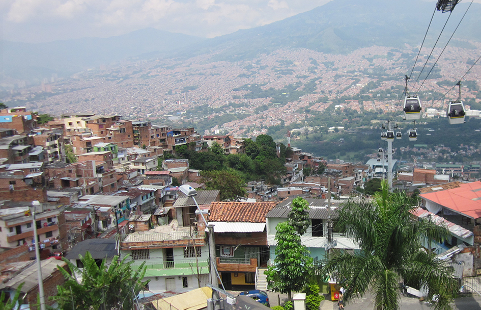 Between neighbourhood life and access to the city: the successful integration of Medellín's favelas